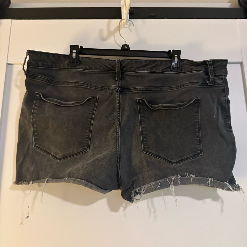 Universal Thread shorts - Picture 2 of 2